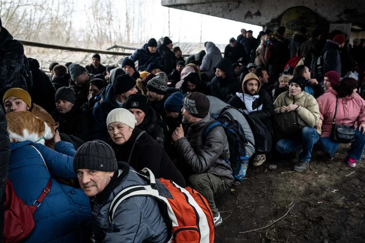 Pessoas evacuam a cidade de Irpin, a noroeste de Kiev Pessoas evacuam a cidade de Irpin, a noroeste de Kiev