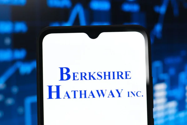 Imagem de logo da Berkshire Hathaway exibido em tela de celular - Metrópoles