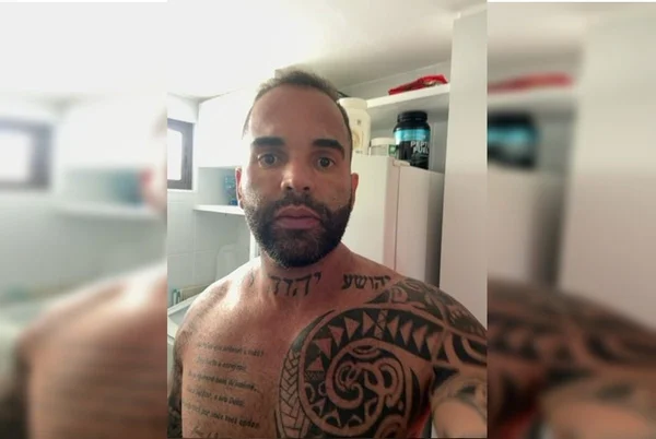 Homem de barba tatuado