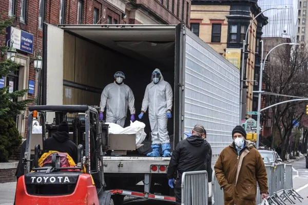 Caminhão transporta mortos por coronavírus em NY