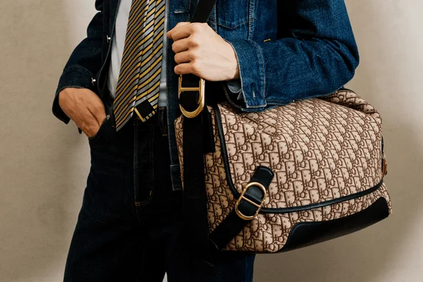 Foto com cor. Bolsa masculina no desfile da Dior 2026 - Metrópoles