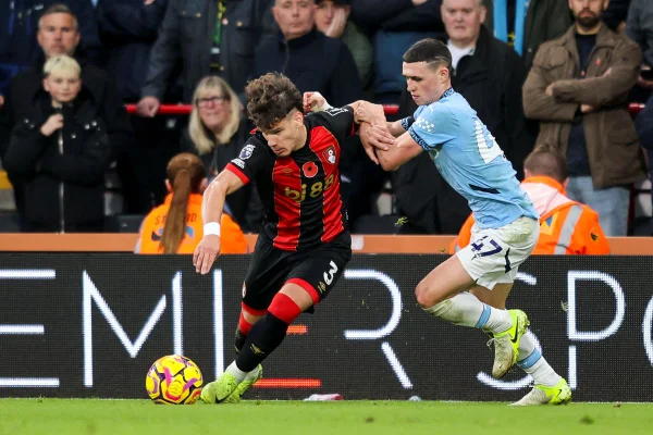Foto colorida de Kerkez, do Bournemouth e Foden, do Manchester City - Metrópoles