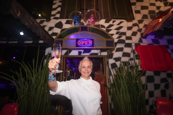 Mara Alcamim brinda 25 anos do restaurante Universal com noite animada
