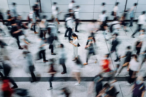 foto colorida pessoas em um aeroporto correndo - síndrome da pressa
