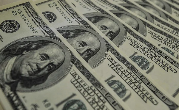 Dólar sobe 1% depois de altas e baixas durante o dia