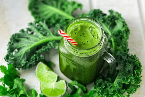 Suco verde orgânico feito com couve, coentro e limão