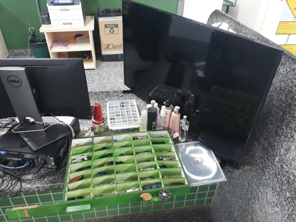 Homens são presos pela Polícia Militar com carro roubado