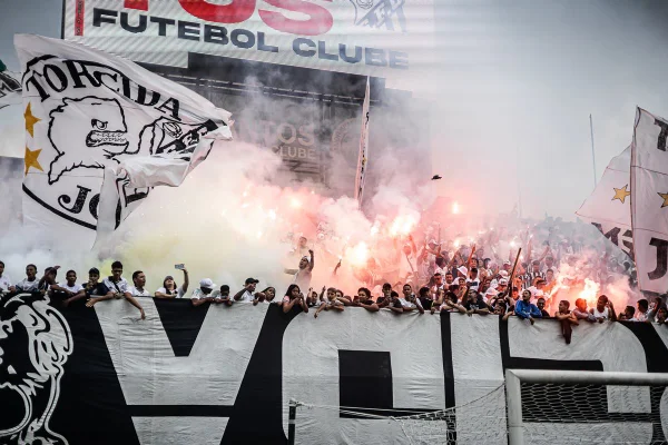 Imagem colorida da torcida do Santos na Vila Belmiro - Metrópoles