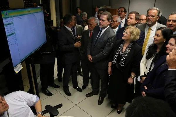 Ao parabenizar Bolsonaro, STF, PGR e OAB pregam tolerância