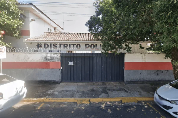 Imagem colorida do distrito policial onde foi registrado caso de homem que atropelou idosa - Metrópoles