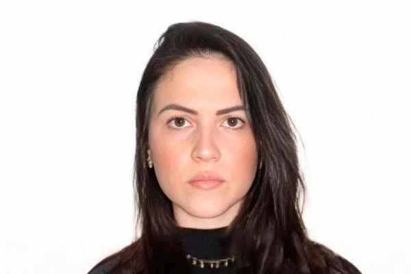 mulher de blusa preta