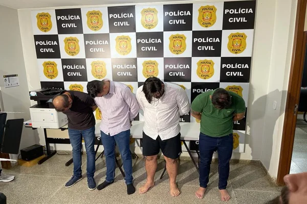pessoas presas de cabeça baixa