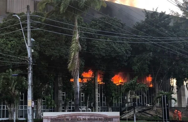 Incêndio atinge sede do TJCE, em Fortaleza, nesta segunda-feira (6/9)