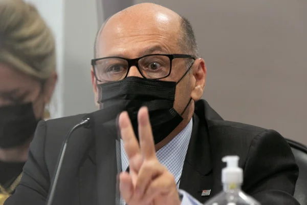 Impasse por IFA ameaça entrega de 54 milhões de doses, afirma Covas