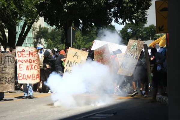 Crise na UnB: PM usa bombas e cavalaria para dispersar estudantes