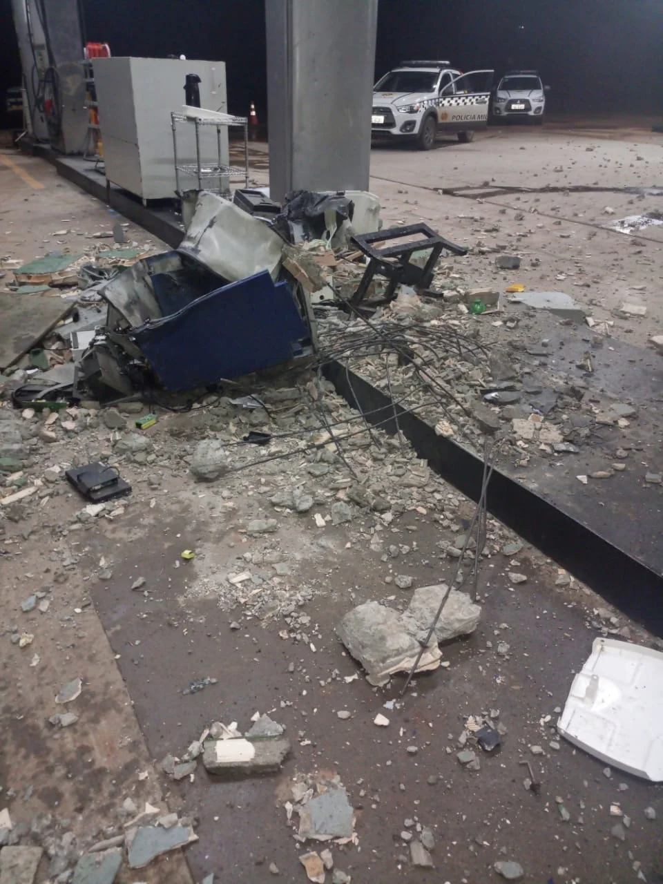 Vídeo. Criminosos explodem cofre em posto e fogem com dinheiro, no DF - imagem 5 Vídeo. Criminosos explodem cofre em posto e fogem com dinheiro, no DF - imagem 5