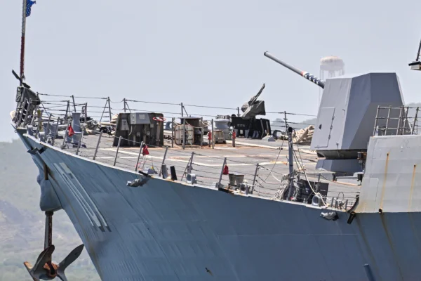 Imagem colorida de Destroyer de mísseis guiados da Marinha dos EUA USS Gravely (DDG-107) - Metrópoles