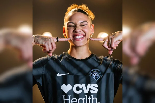 Filha de lenda do basquete é atleta mais bem paga do futebol feminino