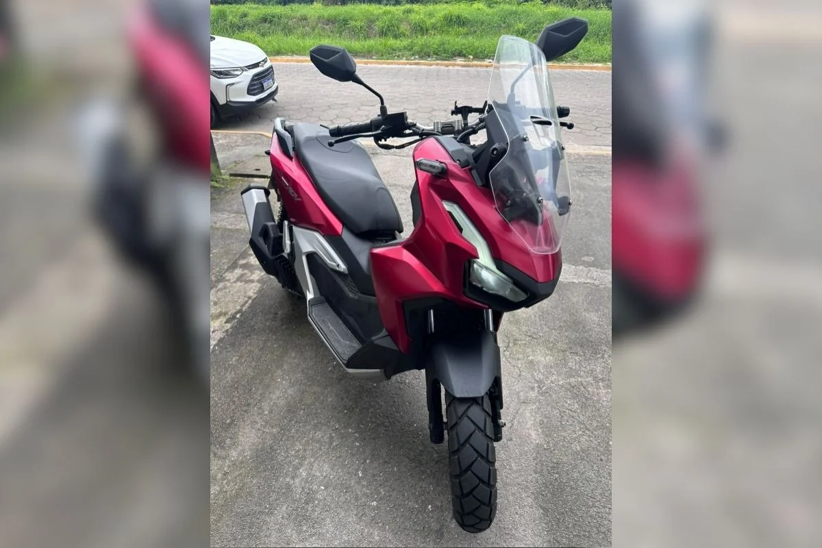 Uma motoneta utilizada pelo suspeito preso também foi apreendida. Uma motoneta utilizada pelo suspeito preso também foi apreendida.