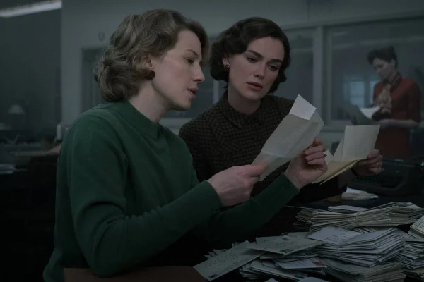 cena do filme O Estrangulador de Boston com duas mulheres sentadas lendo cartas - metrópoles
