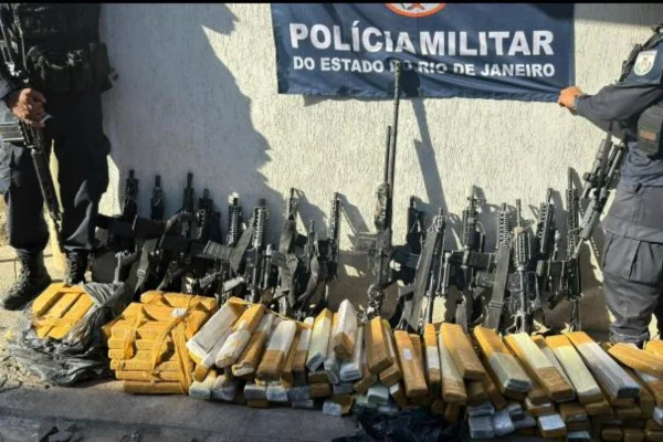 Imagem colorida, polícia acha bunker do TCP com 16 fuzis e uma ponto 30 - Metrópoles