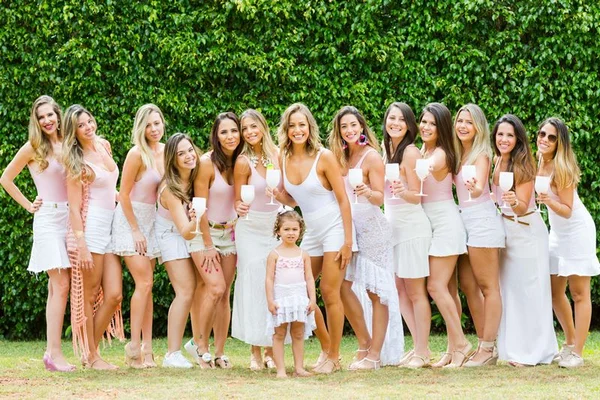 Helen Morais reúne amigas em chá de lingerie à beira da piscina