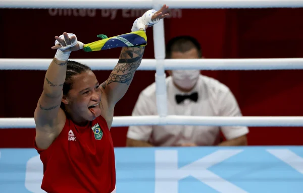 Para defender título, Bia Ferreira estreia em Mundial de boxe feminino