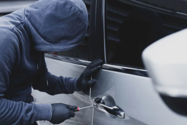 foto de um homem arrobando uma porta de carro