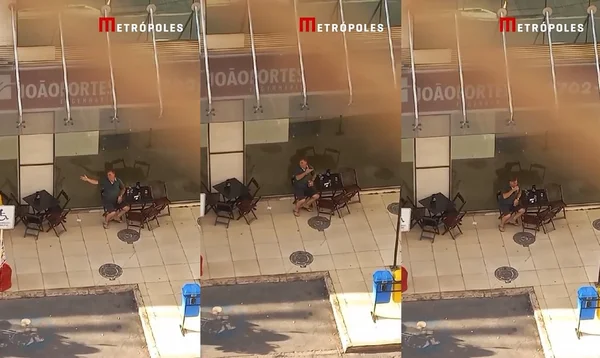 Pessoa parecida com Bolsonaro sentado em mesa de bar