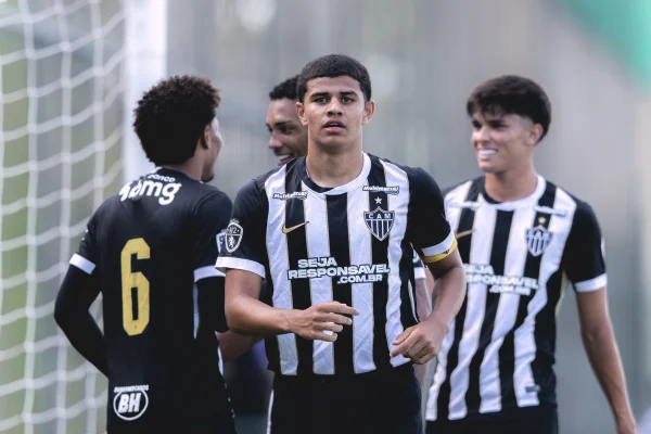 Meio-campista do Atlético-MG, Índio faz gol do meio campo contra Cruzeiro