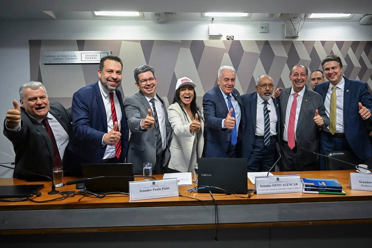Parlamentares comemoram aprovação da proposta de emenda à Constituição que acaba com a chamada escala 6x1 – seis dias de trabalho e um de repouso. A matéria vai a Plenário.
Participam:
ministro-chefe da Secretaria-Geral da Presidência do Brasil, Guilherme Boulos;
líder do governo no Congresso Nacional, senador Randolfe Rodrigues (PT-AP);
senadora Eliziane Gama (PSD-MA);
presidente da CCJ, senador Otto Alencar (PSD-BA);
senador Paulo Paim (PT-RS);
relator da PEC 221/2019, senador Omar Aziz (PSD-AM);
senador Camilo Santana (PT-CE).
Parlamentares comemoram aprovação da proposta de emenda à Constituição que acaba com a chamada escala 6x1 – seis dias de trabalho e um de repouso. A matéria vai a Plenário.
Participam:
ministro-chefe da Secretaria-Geral da Presidência do Brasil, Guilherme Boulos;
líder do governo no Congresso Nacional, senador Randolfe Rodrigues (PT-AP);
senadora Eliziane Gama (PSD-MA);
presidente da CCJ, senador Otto Alencar (PSD-BA);
senador Paulo Paim (PT-RS);
relator da PEC 221/2019, senador Omar Aziz (PSD-AM);
senador Camilo Santana (PT-CE).