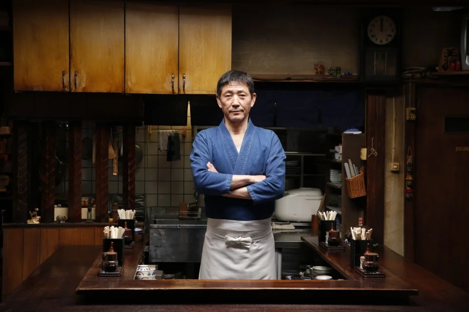 <b>Midnight Diner: Tokyo Stories</b> – Passado num restaurante aberto nas madrugadas de Tóquio, o poético seriado mostra a rotina de um chef sempre atento às vidas e histórias dos clientes que frequentam seu balcão <b>Midnight Diner: Tokyo Stories</b> – Passado num restaurante aberto nas madrugadas de Tóquio, o poético seriado mostra a rotina de um chef sempre atento às vidas e histórias dos clientes que frequentam seu balcão