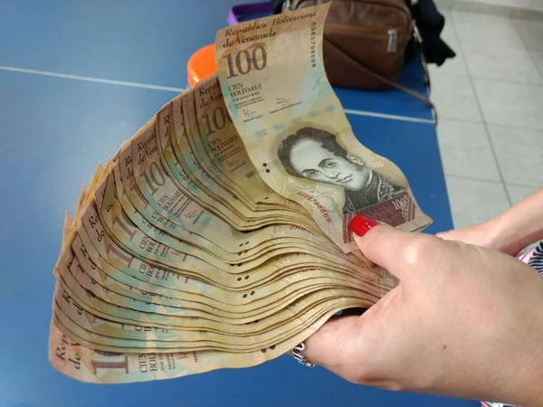 Catador acha dinheiro venezuelano no lixo, mas não consegue trocá-lo