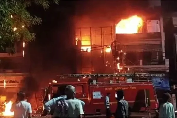 Foto colorida de bombeiros apagando incêndio em hospital infantil - Metrópoles