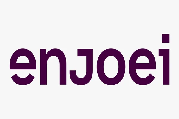 Imagem colorida com o logotipo da Enjoei, em letras de cor roxa e fundo branco
