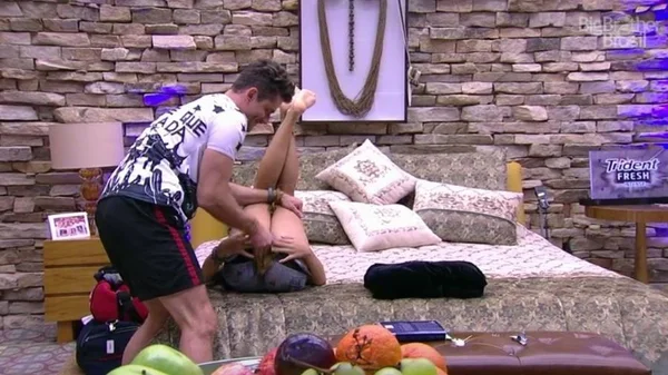 Marcos brinca de “trocar fralda” de Emilly, no BBB 17