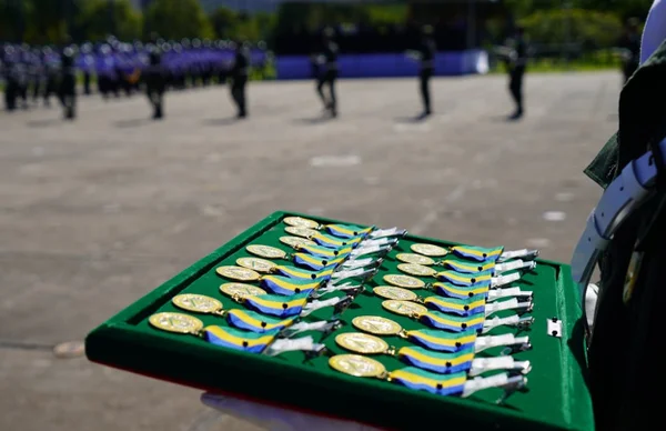 Foto colorida de estojo com medalhas da Marinha - Metrópoles