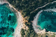 Praia de Porto Timoni, localizada na vila de Afionas, na ilha de Corfu, na Grécia