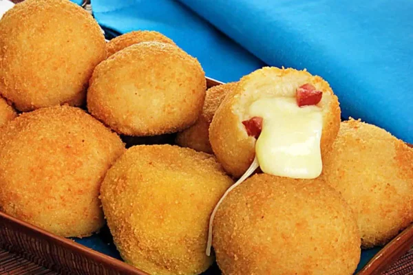 Bolinha de queijo com bacon