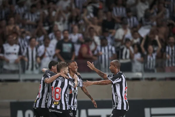 Atlético-MG goleia a Caldense e pega o Cruzeiro na final do Mineiro