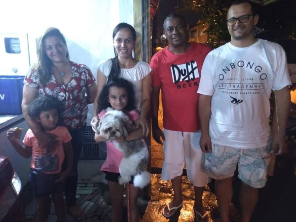 Menina oferece recompensa do próprio cofrinho e encontra cachorro
