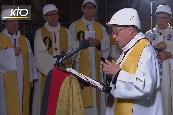 De capacetes, padres rezam primeira missa na Notre Dame após incêndio