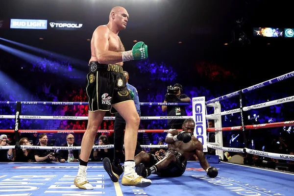 Vídeo. Boxeador dá lambidinha em sangue no pescoço do rival