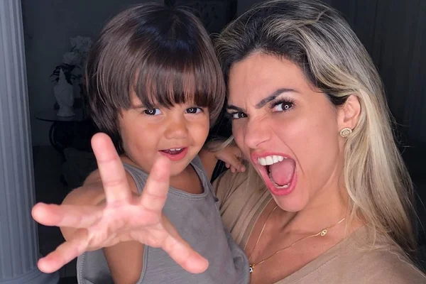 “Absurdo”, diz Kelly Key após filho ser criticado por pintar as unhas