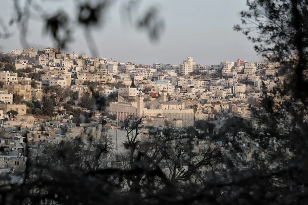 Foto colorida da cidade de Hebron, no território palestino em conflito com Israel