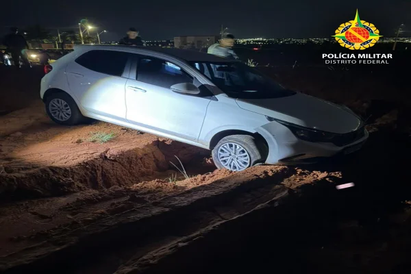 Veículo desgovernado cai em vala após ladrões pularem de carro roubado