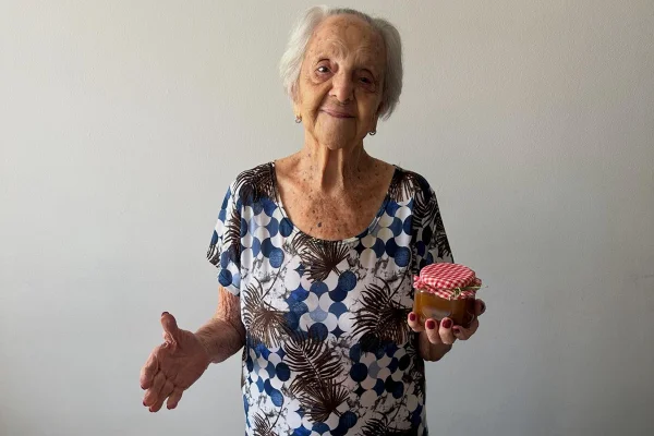 Vovó Elma, influencer famosa por vídeos de receitas, morre aos 103 anos - destaque galeria Vovó Elma, influencer famosa por vídeos de receitas, morre aos 103 anos - destaque galeria
