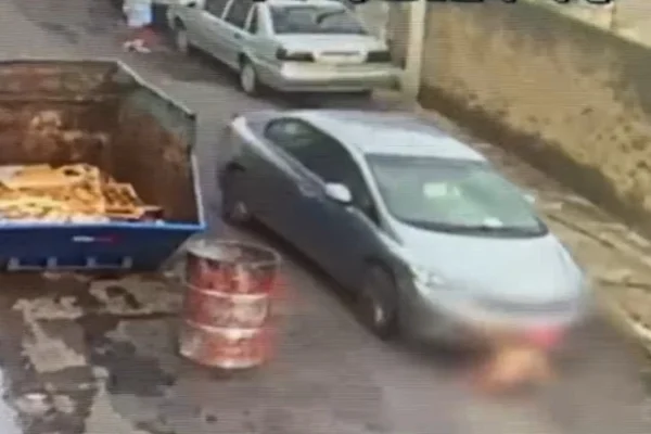 Imagem colorida de carro avançando contra criança. Metrópoles