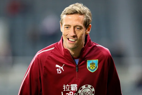 Ex-atacante inglês, “gigante” Peter Crouch anuncia aposentadoria