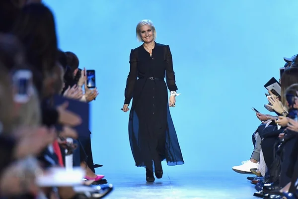 Estilista da Dior indica os melhores livros feministas de sua biblioteca
